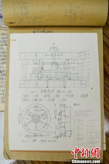 图为：钟先信教授手绘的教学资料。　吕山 摄