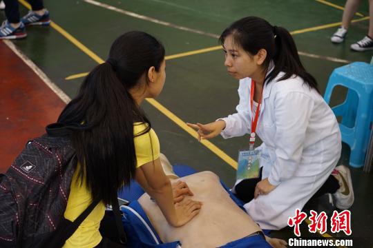 图为高校学生现场演示志愿服务项目内容。　钟旖 摄