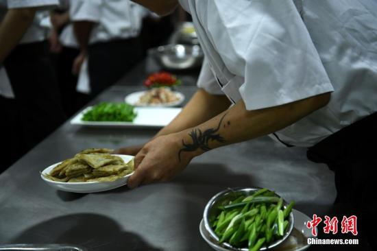 资料图：重庆市戒毒康复所部分戒毒人员正在老师的指导下进行职业技能培训。 陈超 摄