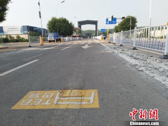 图为“巴铁试验线”道路一侧轨道被刨开 韩冰 摄