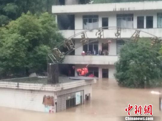 当地被洪水淹没的建筑 钟欣 摄