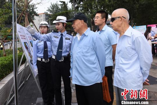 图为廊坊交警一大队女子中队民警向民众讲解交通安全知识。　宋寿涛 摄