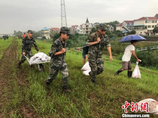 部队官兵正在抗洪救险。兰溪宣传部提供