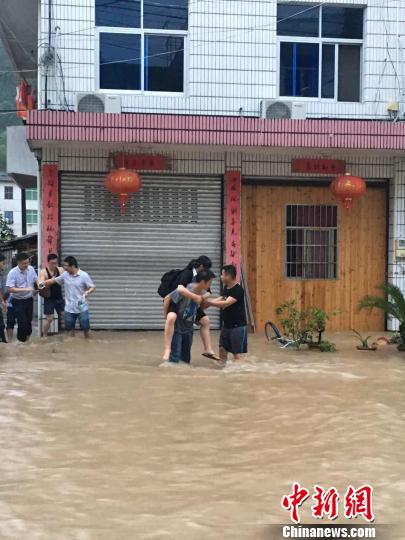 黄沙腰镇暴雨袭击，转移民众。遂昌宣传部提供