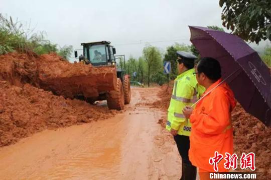 龙游县境内多处公路山体塌方，导致222省道及县道公路沐梧线交通中断 胡跃文 摄