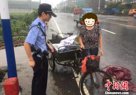 图为：民警为六旬老人找回三轮车。　浦江公安供图 摄