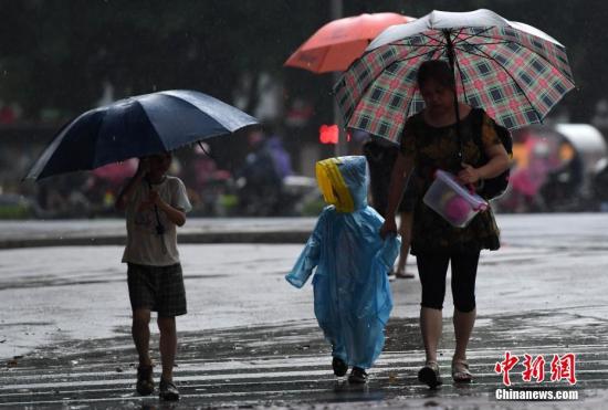 福州市民冒着大雨出行。 张斌 摄