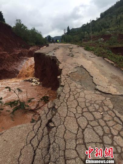 图为寻甸县因洪水坍塌的公路。寻甸县消防大队