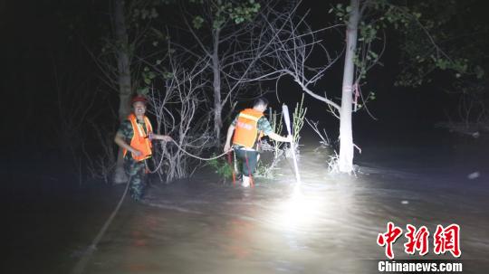 消防官兵深夜探路 陈华 摄