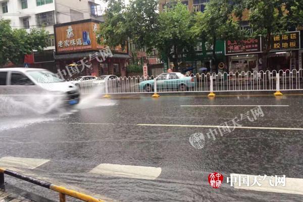 湖北梅雨第四轮强降雨开启 恩施等地有暴雨汛情依然严峻