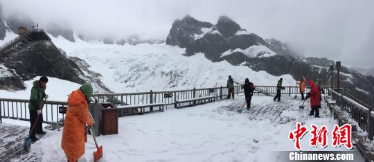 12日，丽江玉龙雪山下起大雪。　丽江旅游集团提供 摄