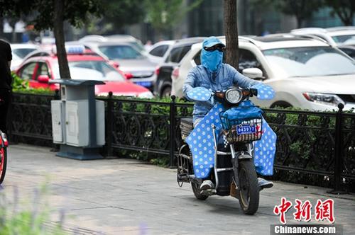 7月12日，辽宁沈阳，市民“全副武装”在炎热的天气出行。 记者 于海洋 摄