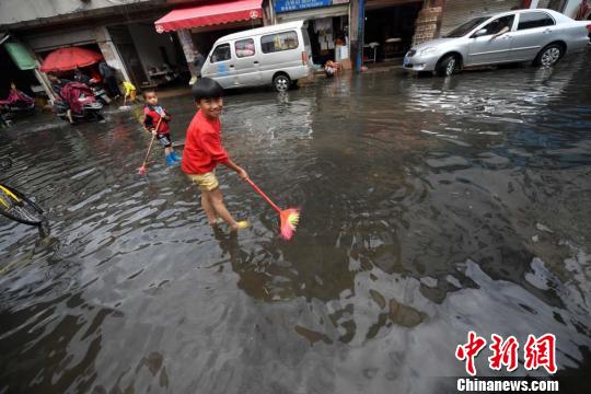 昆明一夜大雨致多处积水。　李进红 摄