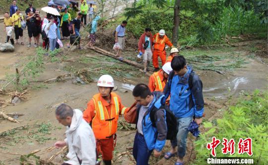 五峰暴雨冲垮道路致40名游客被困 张佳 摄