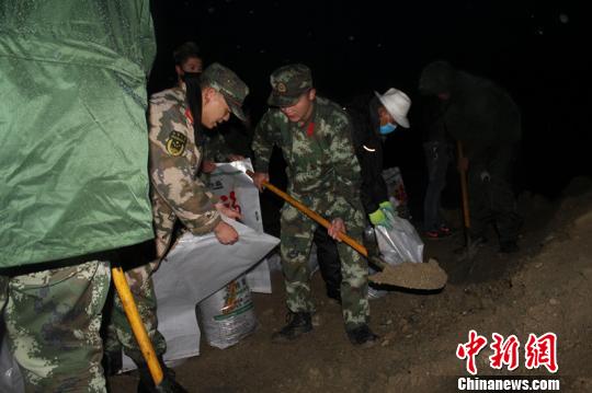 图为日喀则边防支队亚东大队吉汝派出所官兵积极投身抢险救灾工作 日喀则边防支队供图 摄