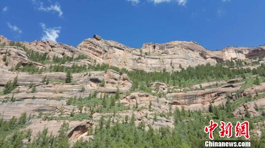 图为杂多县澜沧江昂赛大峡谷内还分布有白垩纪丹霞地质景观。　赵凛松 摄